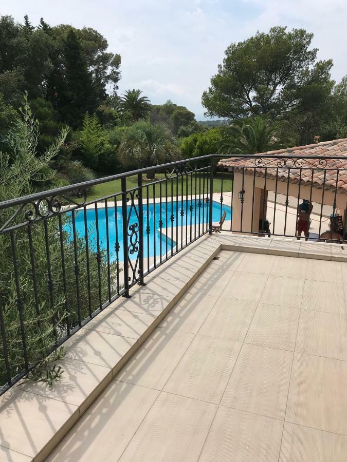 Belle A Raphael Dans Clos Prive